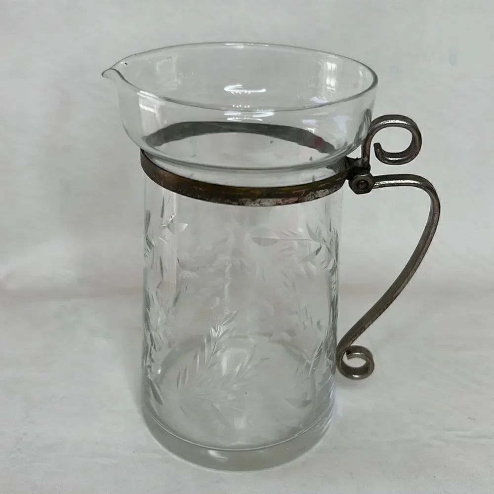 Milk Jug Vintage 8 Oz 4 1/4 In Tall 2 1/2 In Round Spout Metal Handle Vintage